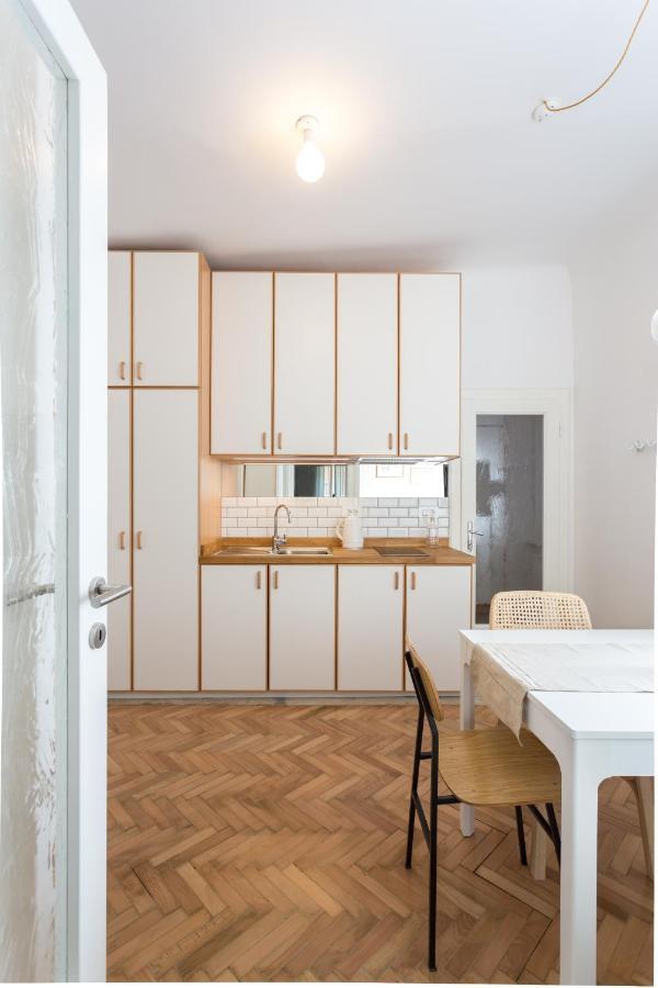 Karinatura Ljubljana Ngoại thất bức ảnh