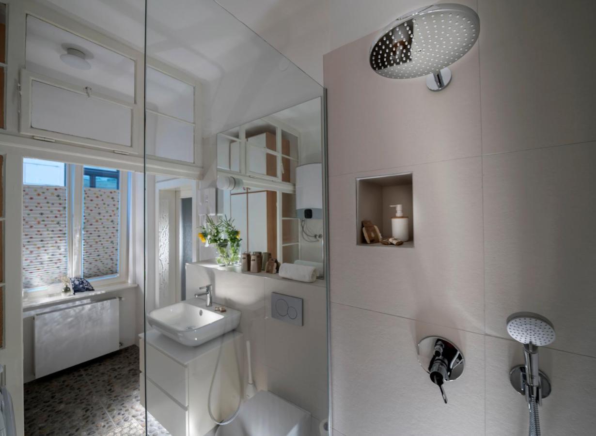 Karinatura Ljubljana Ngoại thất bức ảnh